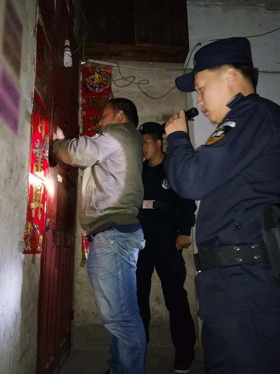 潘家庄镇粗心妈妈误将幼女锁家中 